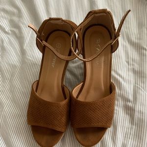 woman’s size 9 heels